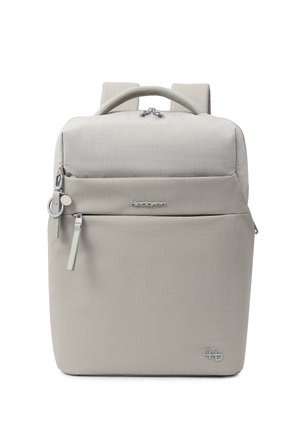 Mochila rectangular de color gris claro con asa superior, bolsillo delantero con cremallera, logo metálico y correas acolchadas para los hombros sobre fondo blanco.