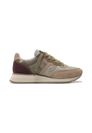Sneaker con un design verde e taupe, caratterizzati da materiali in suede e tessuto, punta tonda, chiusura con lacci e dettagli decorativi sui lati.