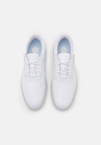 Vita lädersneakers med perforerade detaljer, platta vita snören och ljusblå innerfoder. Slät textur och rundad form.