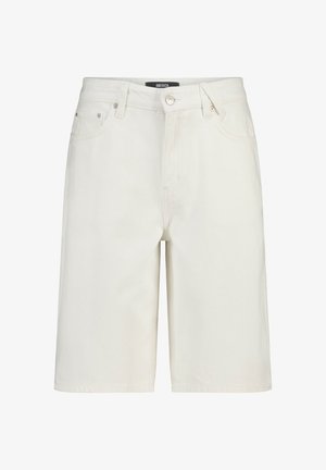 Shorts en jean blancs jusqu'aux genoux avec bouton frontal, fermeture éclair, passants pour ceinture et poches avant.
