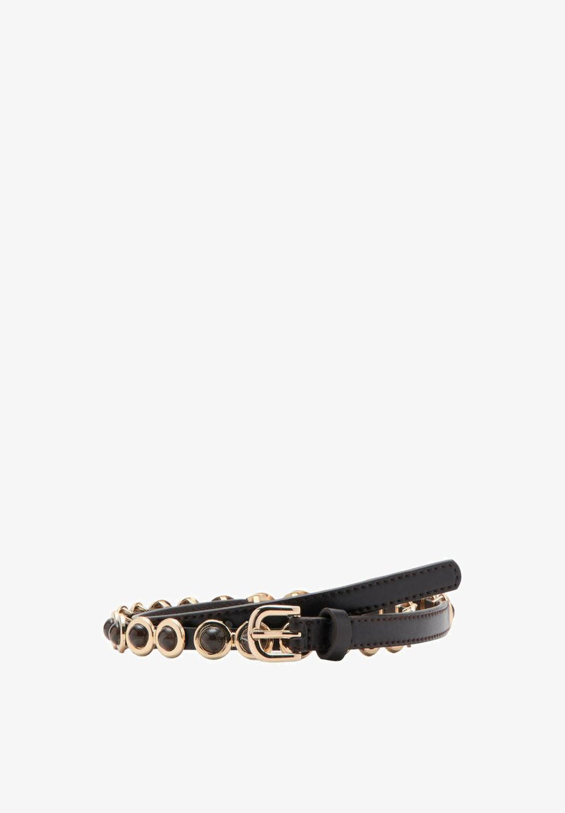 Ceinture en cuir noire avec des clous circulaires dorés et une boucle dorée, posée à plat sur un fond blanc.