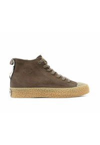 Sneaker alte in suede marrone, con suola in gomma testurizzata, punta rotonda e dettagli del logo sul lato.