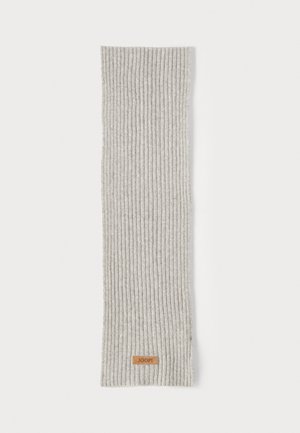 Écharpe grise à côtes en tissu doux. Présente un design texturé et une petite étiquette en cuir brun en bas.