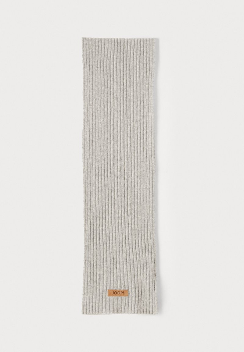 Écharpe grise à côtes en tissu doux. Présente un design texturé et une petite étiquette en cuir brun en bas.