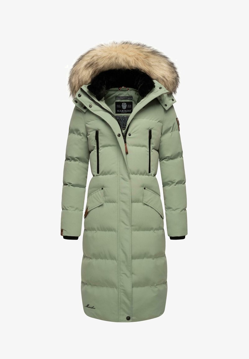 Gaiši zaļa pūkaina mēteli ar kažokādas apmali uz kapuces, ar rāvējslēdzēju, četriem priekšējiem kabatām un elastīgiem aprocēm; apakšējā kreisajā pusē ir logo.