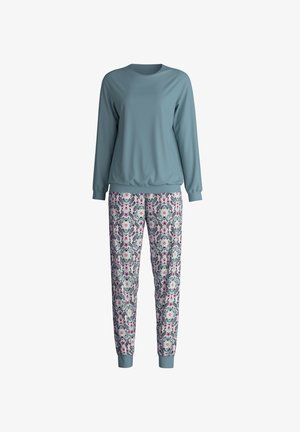 Hellesblaues Langarmoberteil mit rundem Halsausschnitt, kombiniert mit gemusterten Jogginghosen, die florale und geometrische Designs in Rosa und Grau aufweisen.