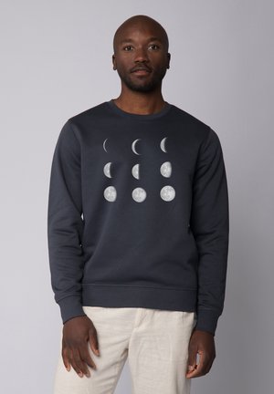 Marineblauer Sweatshirt mit langen Ärmeln, das ein grafisches Motiv der Mondphasen in Weiß zeigt, mit verschiedenen Mondformen und -texturen.