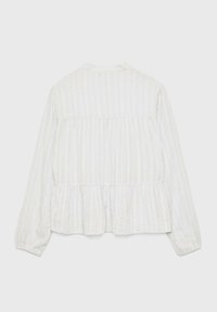 Vit, långärmad blus med peplumdesign, med subtila vertikala ränder och volangkant. Mjuk, strukturerad tyg. Bakvy.