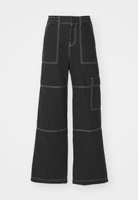 Zwarte wijde cargo-broek gemaakt van duurzaam materiaal, met witte stiksels, meerdere zakken en een elastische tailleband voor extra comfort.