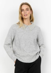 Grauer Strickpullover mit einem perlenverzierten Kragen. Mit langen Ärmeln und geripptem Saum. Weicher Stoff und lockerer Schnitt.