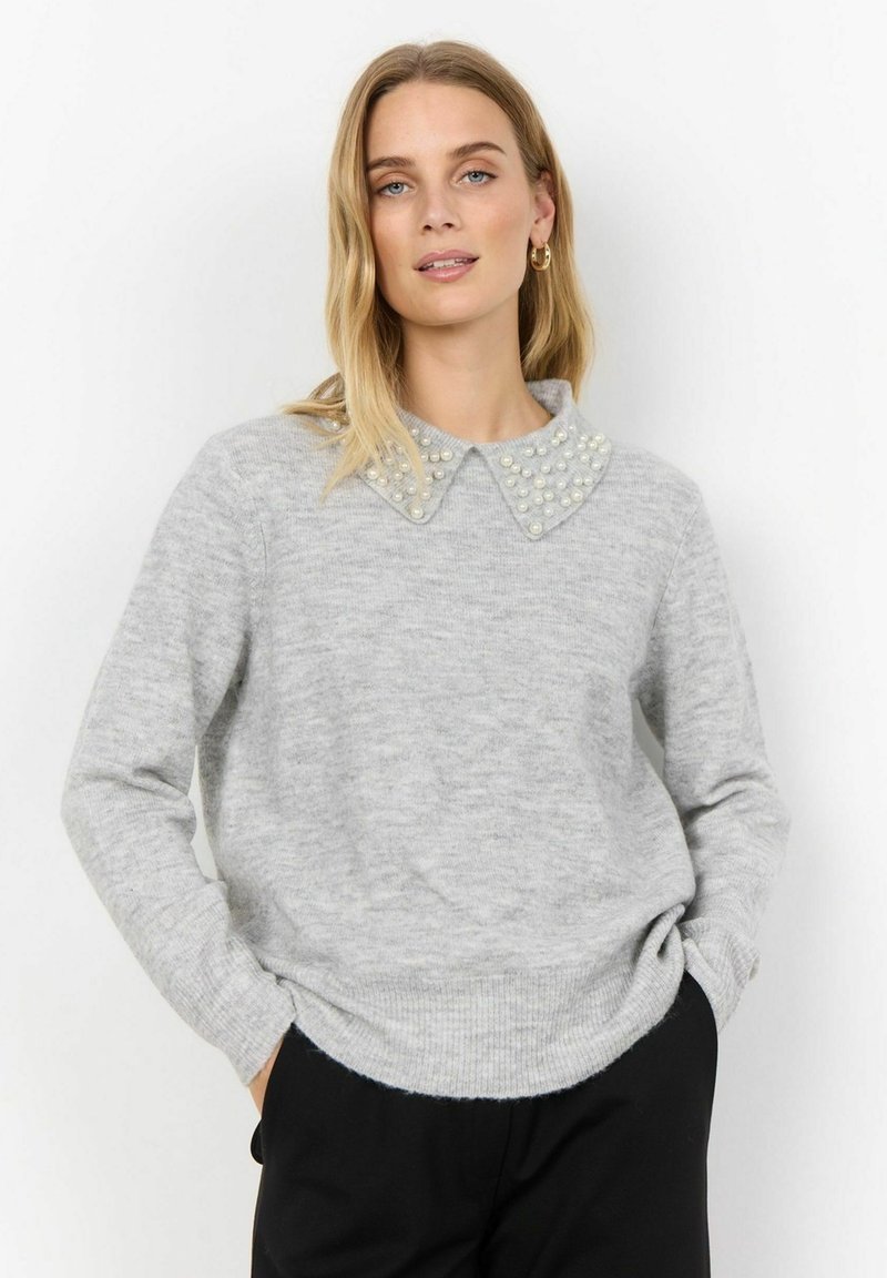 Grauer Strickpullover mit einem perlenverzierten Kragen. Mit langen Ärmeln und geripptem Saum. Weicher Stoff und lockerer Schnitt.