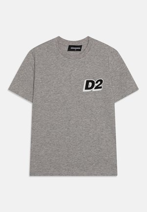 T-shirt gris à manches courtes et col rond avec un logo « D2 » noir et blanc sur la poitrine gauche, posé à plat sur un fond blanc.