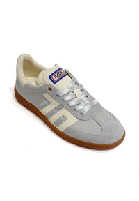 Sneaker grigia con parte superiore in suede, accenti in tessuto bianco e suola in gomma. Presenta un logo rettangolare sulla linguetta e lacci grigi.