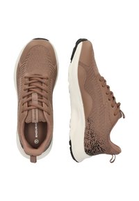 Chaussures de sport marron avec une tige en tricot texturé, bout rond et semelle en mousse blanche. Comprend des lacets et un accent de talon à motif noir.