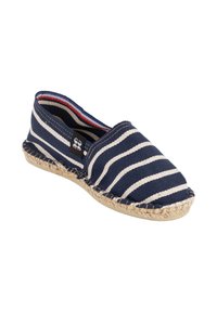 Espadrille à enfiler rayée bleu marine et blanc avec semelle en jute tissé et petite étiquette logo en tissu noir sur le côté.