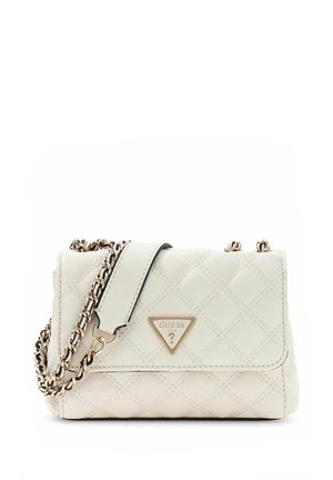 Sac blanc matelassé avec un logo en triangle doré, bandoulière en chaîne et fermeture à rabat. Présente une finition texturée et des détails de couture subtils.