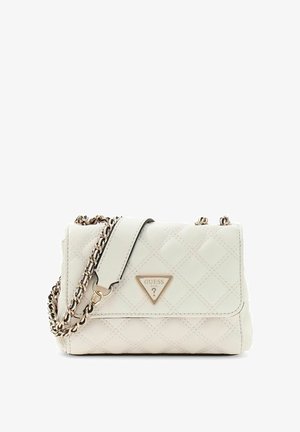 Borsa bianca trapuntata con logo a triangolo dorato, tracolla a catena e chiusura a patta. Presenta una finitura testurizzata e un delicato dettaglio di cucitura.