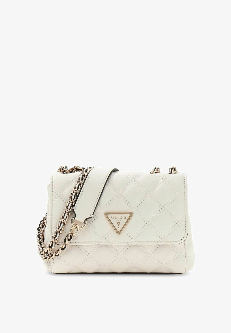 Borsa bianca trapuntata con logo a triangolo dorato, tracolla a catena e chiusura a patta. Presenta una finitura testurizzata e un delicato dettaglio di cucitura.