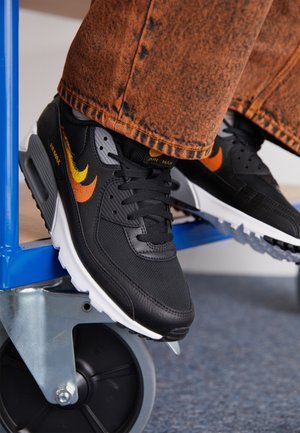 Nike Sportswear NIKE AIR MAX 90 - Trainers - black/safety orange/university gold/white/cool grey