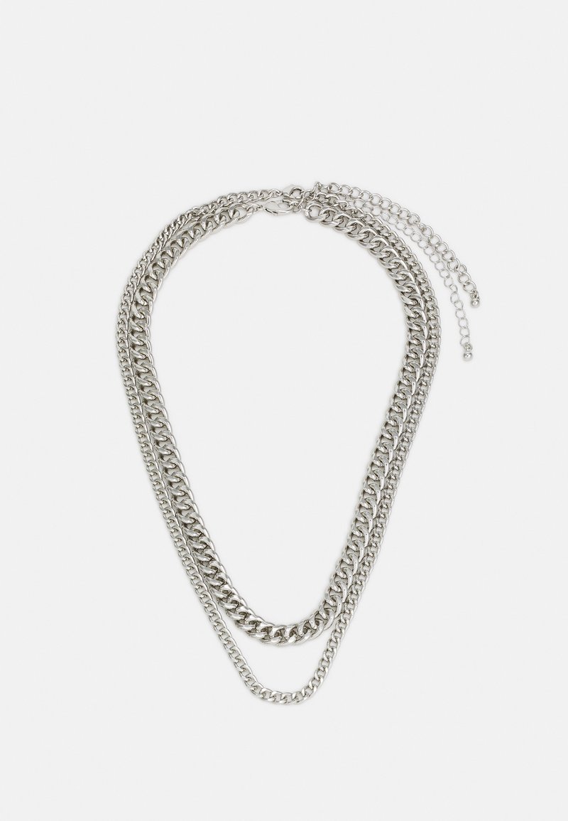 Silberne Kettenhalskette mit geschichteten Gliedern, die unterschiedliche Dicken aufweisen und eine glatte, glänzende Textur haben. Enthält einen verstellbaren Verschluss.