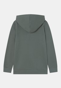 Sudadera con capucha en verde apagado. Tejido suave y texturizado con puños y dobladillo acanalados. Presenta una capucha amplia; vista trasera solamente.