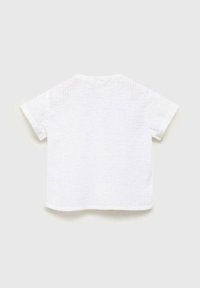Top bianco a maniche corte con un motivo testurizzato, caratterizzato da un collo rotondo e una vestibilità rilassata. Il tessuto sembra leggero e traspirante.