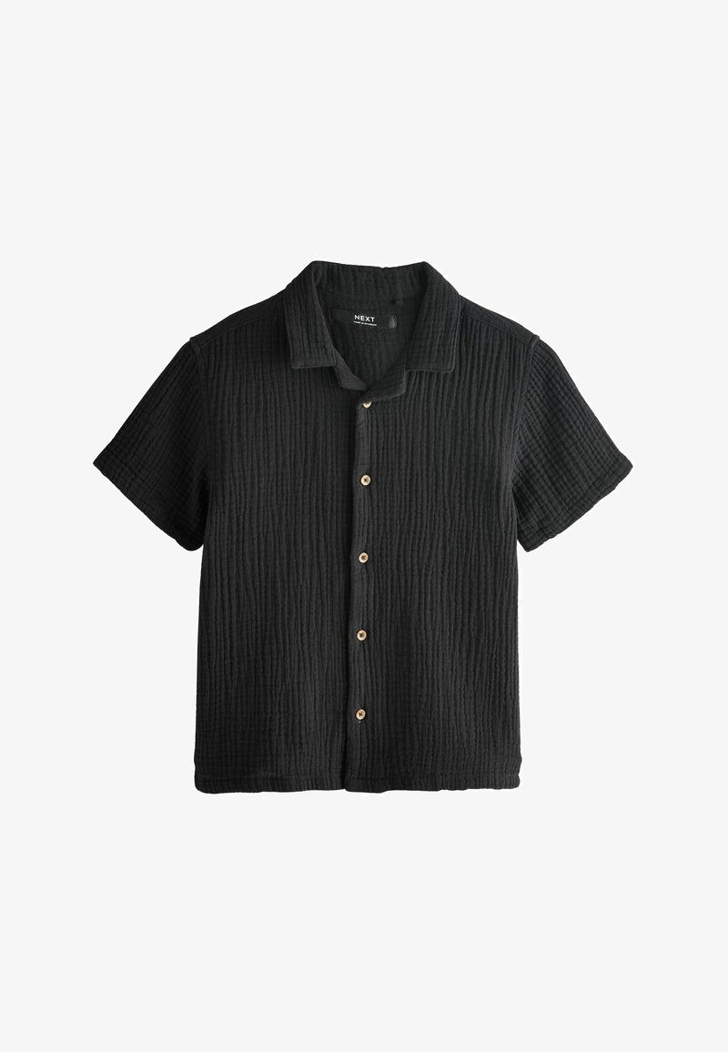 Schwarzes kurzärmliges Hemd mit Knopfleiste, strukturierter Stoff und weiter Kragen, flach auf weißem Hintergrund ausgelegt.