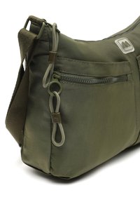 Borsa a spalla verde oliva con tasche con zip, morbida al tatto, cuciture rinforzate e tracolla regolabile. Presenta dettagli in metallo per una maggiore resistenza.
