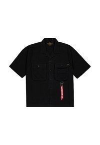 Zwarte shirt met korte mouwen van stof, voorzien van twee voorzakken, knoopsluiting en een rood etiket met tekst en een metalen clip.