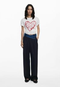 Desigual WITH EMBOSSED HEARTS - T-shirt con stampa - white