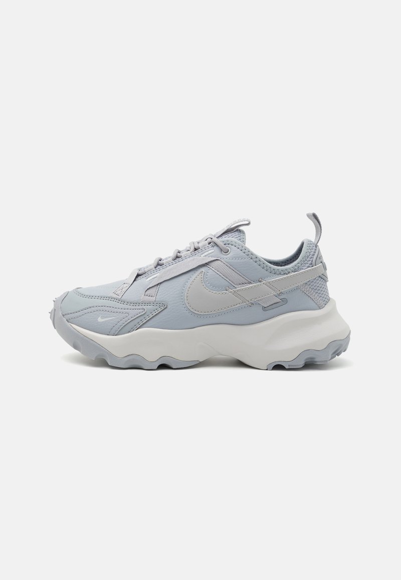 Ανοιχτό μπλε αθλητικό παπούτσι από συνθετικό υλικό με υφή στην επάνω πλευρά, επενδυμένο κολάρο και έντονη λευκή μεσαία σόλα. Διαθέτει σύστημα κορδονιών.