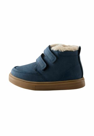 Blauer Kinder-Winterstiefel mit hellbrauner Sohle, zwei Klettverschlüssen und beigem Fleecefutter rund um den Knöchel.