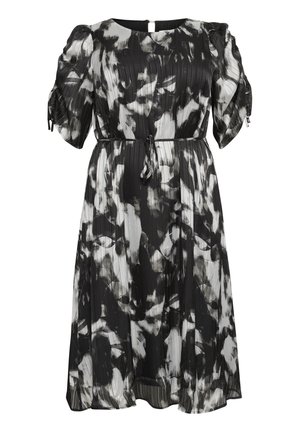 Sorte og hvide blomsterprintkjole med korte pufærmer, plisseret tekstur, rund halsudskæring, bælte i taljen og knælang kant.