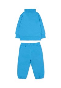 Niebieski bawełniany dres, składający się z bluzy z wysokim kołnierzem i ściągaczami na rękawach oraz spodni z elastycznym pasem i marszczonymi nogawkami u dołu.