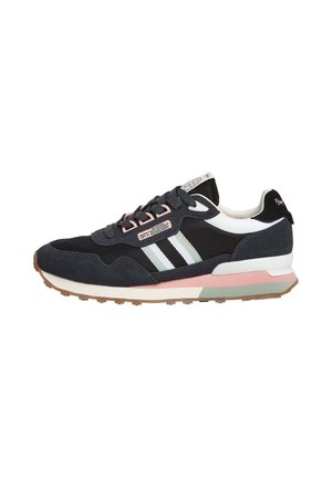 Zwart-grijze sneaker met witte strepen, roze en groene accenten, vetersluiting en een getextureerde bruine rubberen zool.