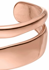 Roségold-Armband mit glatter, polierter Oberfläche und geschwungenem Design. Verfügt über ein schmales Band, das sich überlappt und so einen nahtlosen Look erzeugt.