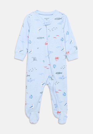 Ανοιχτό μπλε βρεφικό φορμάκι με μακριά μανίκια και πόδια, διακοσμημένο με πολύχρωμους θαλάσσιους οργανισμούς όπως ψάρια, καβούρια, καρχαρίες και γλάρους.