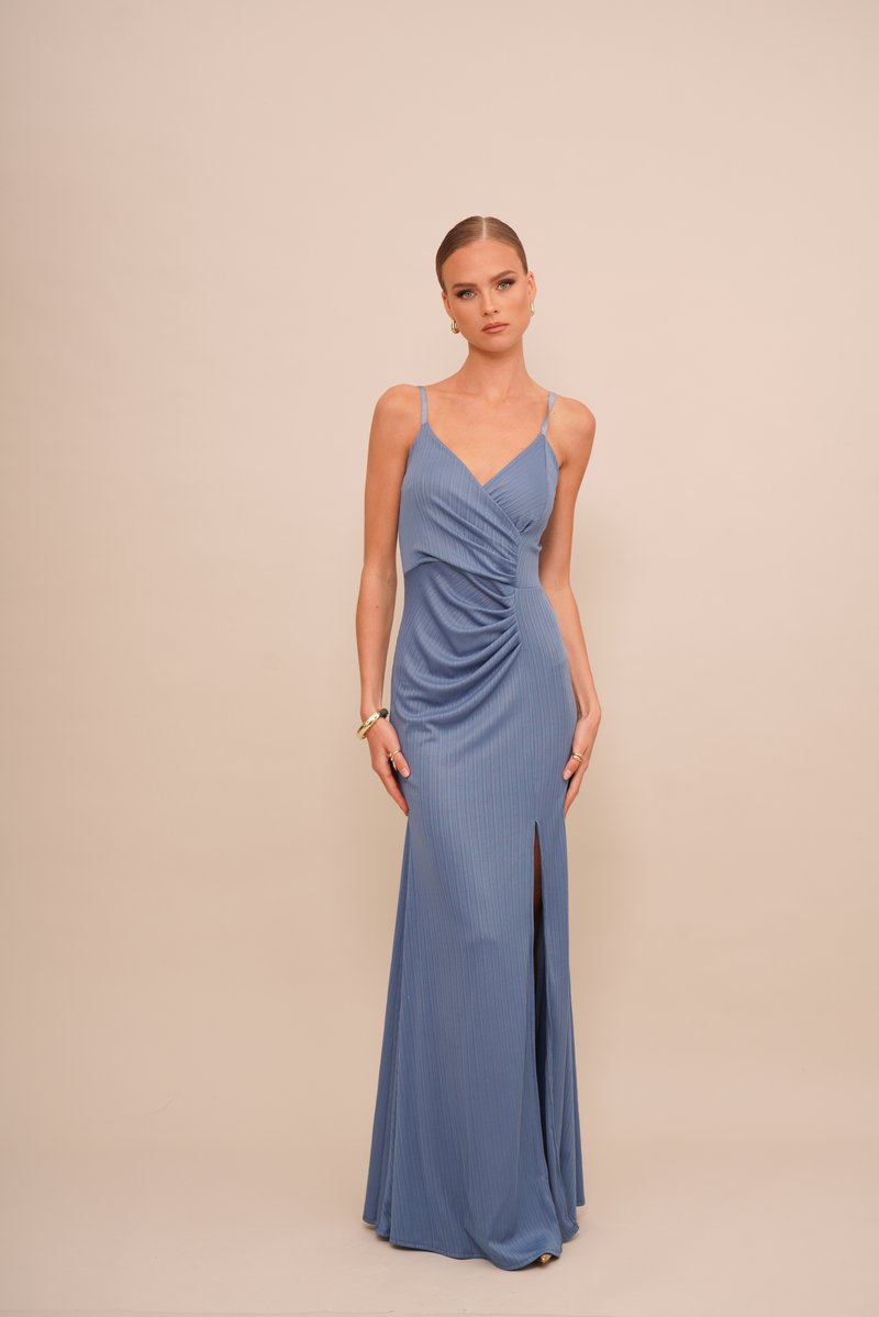 Blaues geripptes Maxikleid mit V-Ausschnitt, dünnen Trägern und einem Seitenschlitz; verfügt über eine weiche Textur und sanfte Drapierung an der Taille.