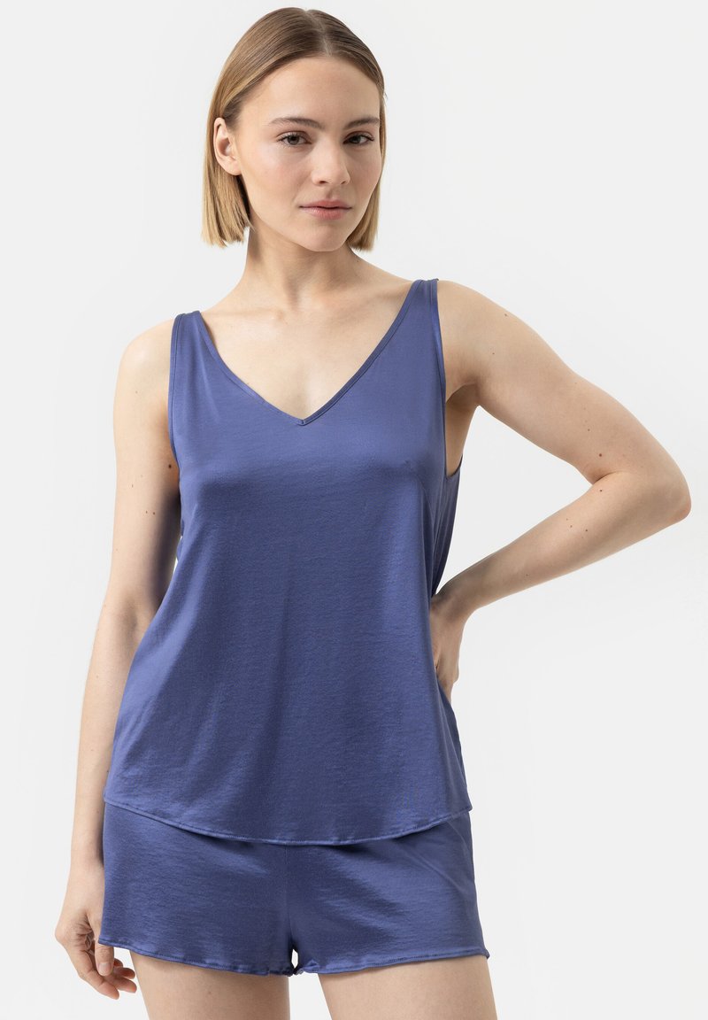 Blauwe satijnen slaapset met een mouwloze top met een V-hals en bijpassende korte broek. Gladde textuur met een relaxte pasvorm en een minimalistisch ontwerp.