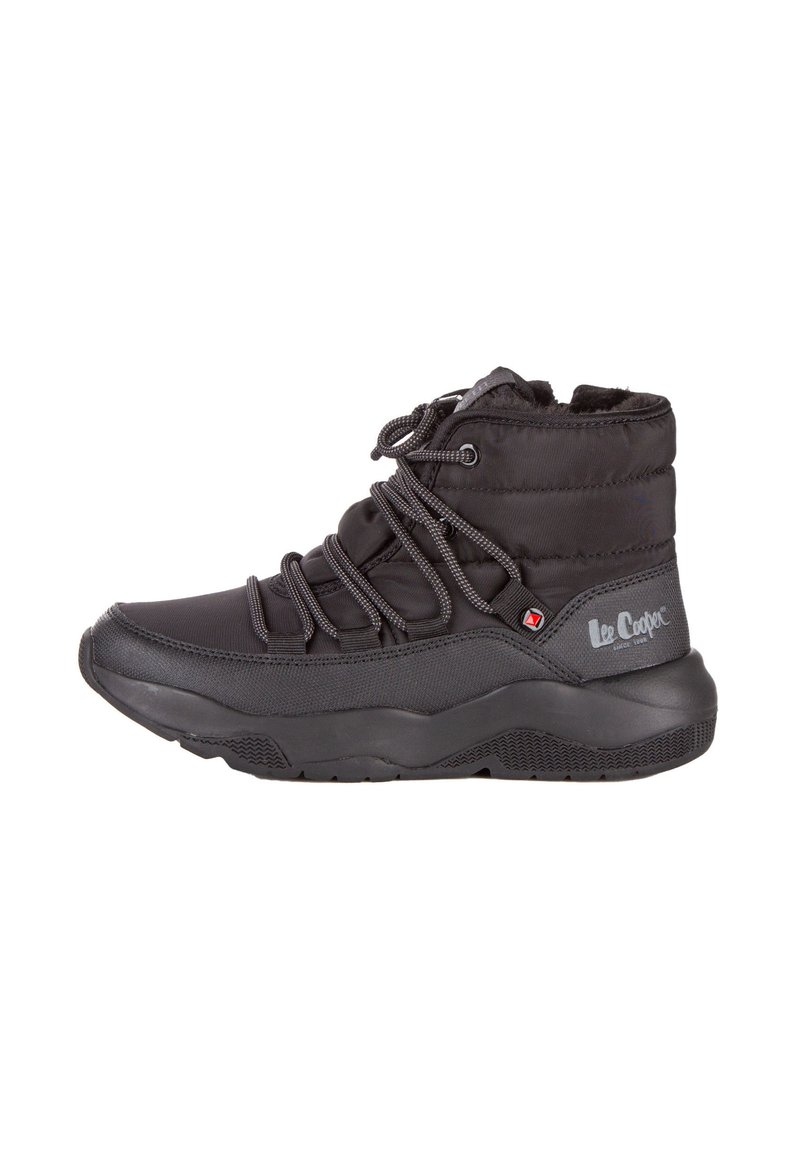 Stivale alla caviglia nero con tomaia in nylon imbottito, suola in gomma testurizzata, lacci elastici e dettagli con logo. Presenta punta arrotondata e tacco rinforzato.