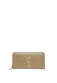 Cartera de piel beige con una textura suave, cierre de cremallera y un acento de logo en tono dorado. Presenta una forma rectangular y bordes cosidos.