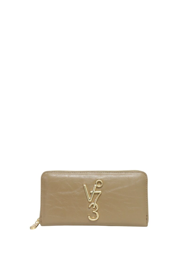 Cartera de piel beige con una textura suave, cierre de cremallera y un acento de logo en tono dorado. Presenta una forma rectangular y bordes cosidos.
