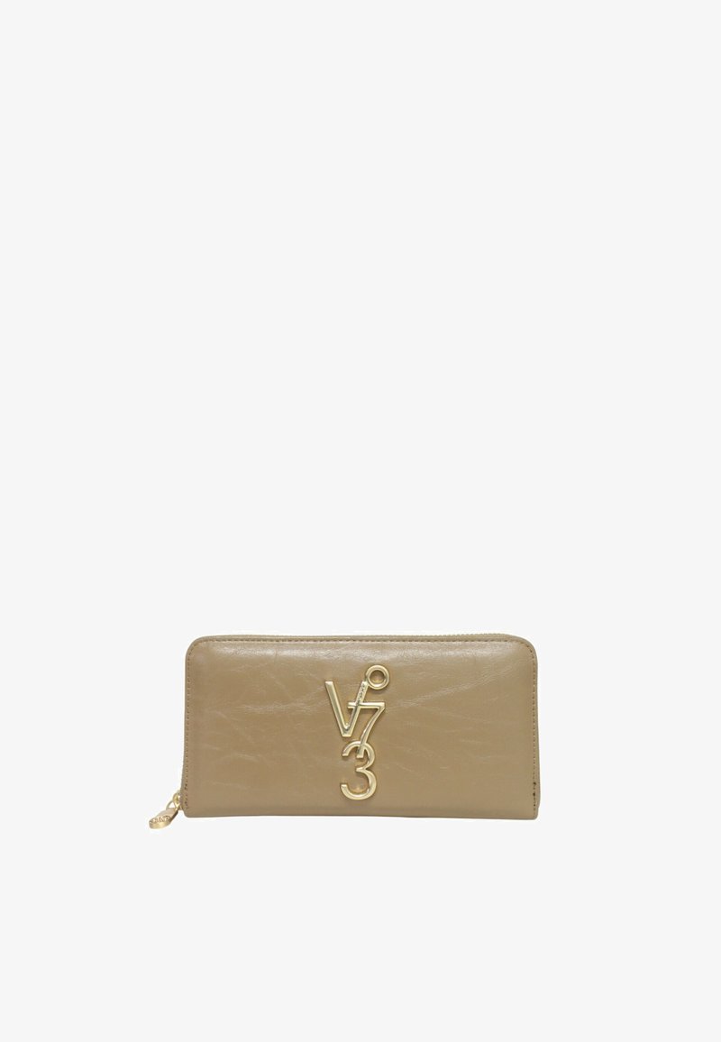 Cartera de piel beige con una textura suave, cierre de cremallera y un acento de logo en tono dorado. Presenta una forma rectangular y bordes cosidos.