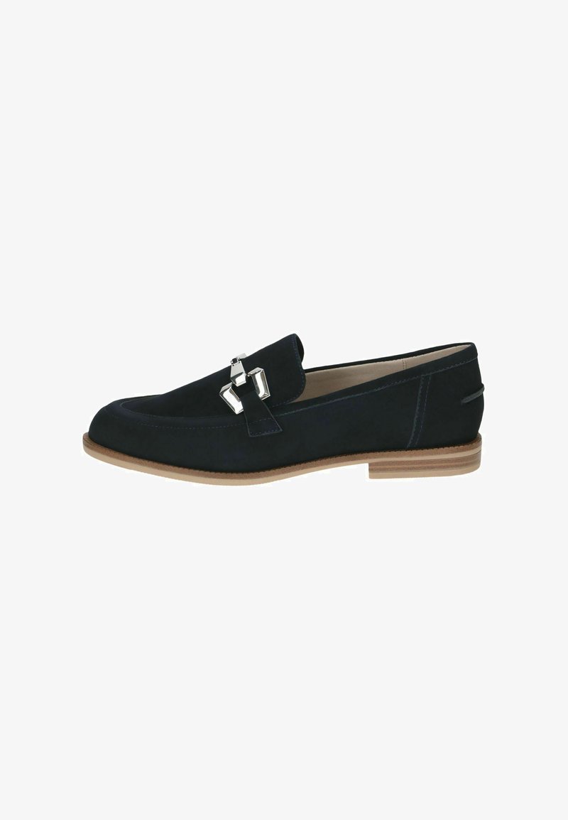 Mocassins en daim bleu foncé avec une silhouette à bout arrondi, un accent de ferronnerie argentée sur le dessus et une fine semelle marron clair.