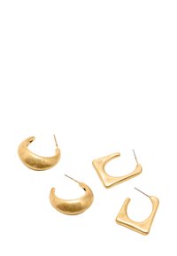 Kolczyki z metalu w kolorze złota, zawierające dwie pary: jedną w kształcie półksiężyca oraz jedną geometryczną z otwartym kwadratowym wzorem, obie z teksturowanym wykończeniem.