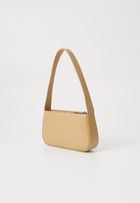 Beige syntetisk skinn skulderveske med en glatt overflate, rektangulær form og et enkelt buet håndtak; har en glidelås på toppen.