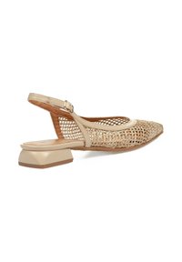 Zapato de malla color beige tipo slingback con punta afilada, que cuenta con un tacón cuadrado bajo y un upper texturizado con detalles tejidos. Acento de hebilla en tono dorado.