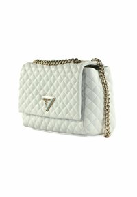 Sac à main léger gris matelassé avec un rabat, une bandoulière en chaîne argentée et un détail logo triangulaire à l'avant. Fini texturé.