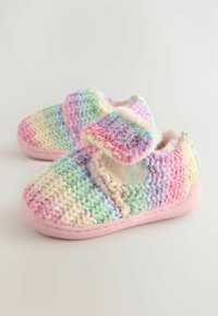 Pantoufles tricotées dans des couleurs pastel, dotées d'une doublure douce et pelucheuse, d'une sangle velcro ajustable et d'une semelle en caoutchouc rose.