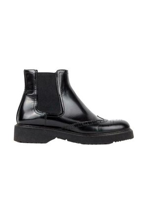 Bottine Chelsea en cuir noir avec panneaux latéraux élastiques, détails brogue sur l'avant et le dessus, et une semelle épaisse en caoutchouc.